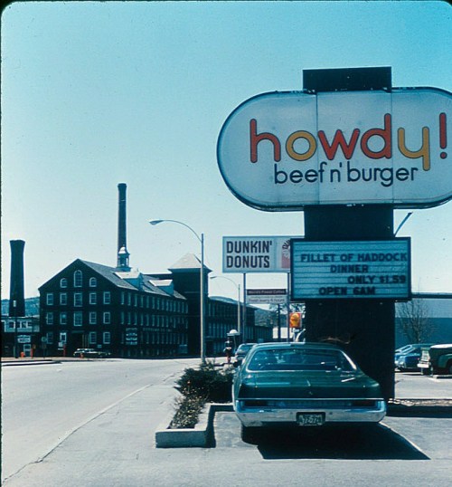 Large sign saying "howdy!"